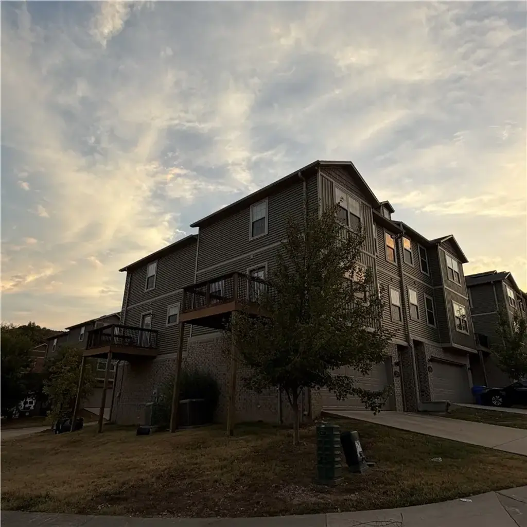 2787 W Blackstone, Fayetteville