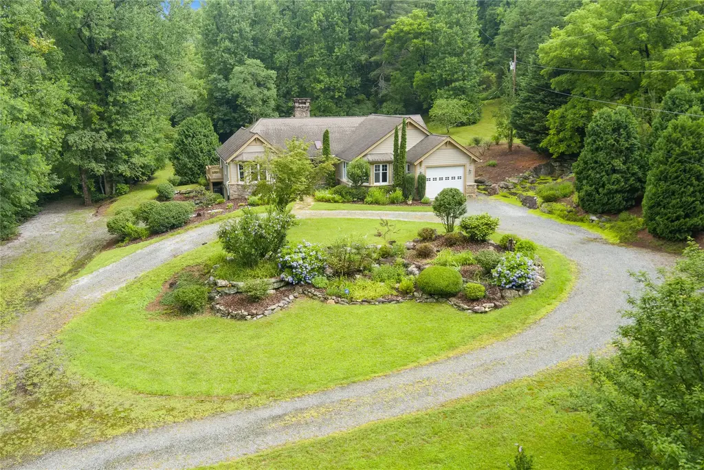 611 Blue Valley Road, Highlands