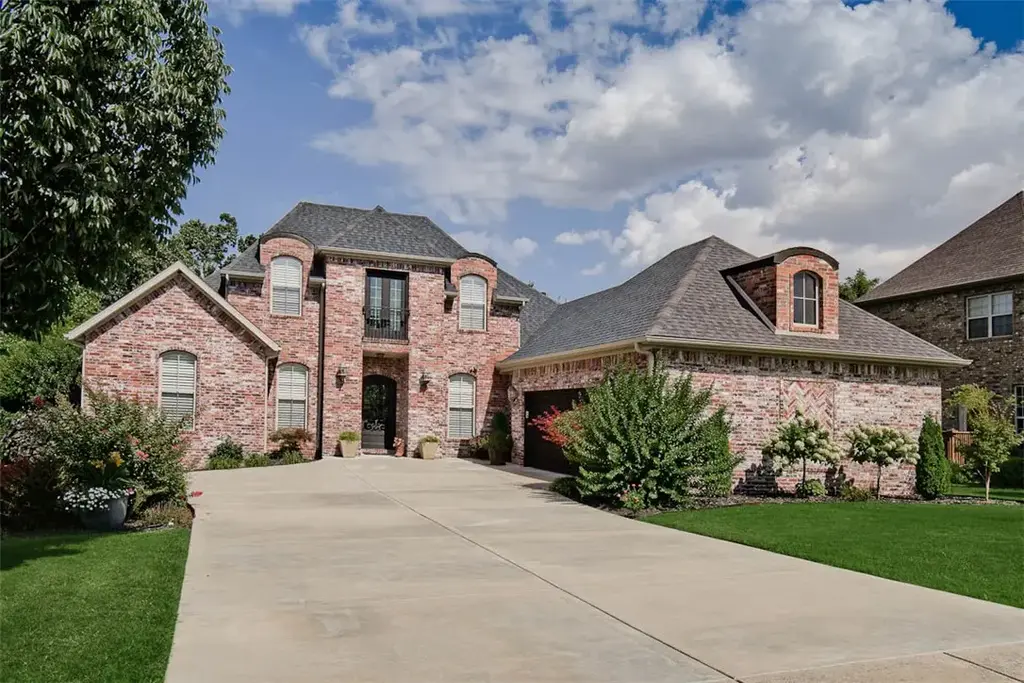 5203 Sloan Circle, Rogers
