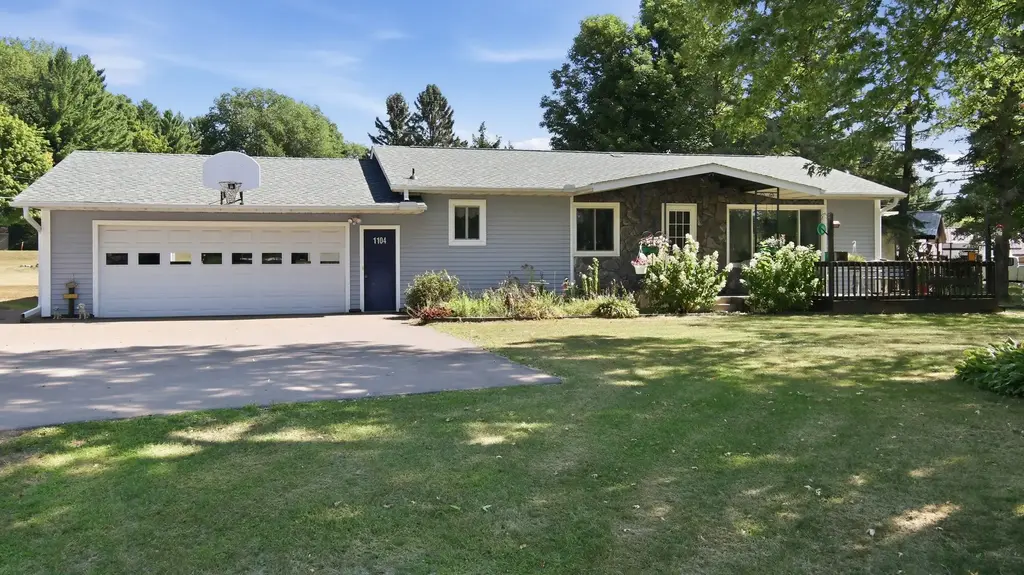 1104 W Winter Avenue, Elmwood