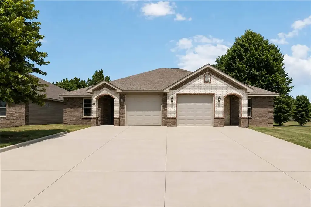 3302 Sw Victoria Place C-d, Bentonville