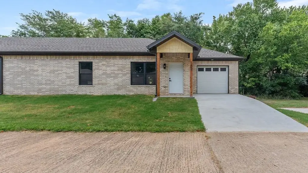 152 W Hill Street, Farmington