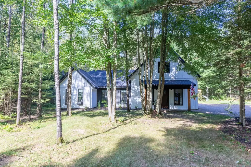 981 Loon Lake Rd, Eagle River