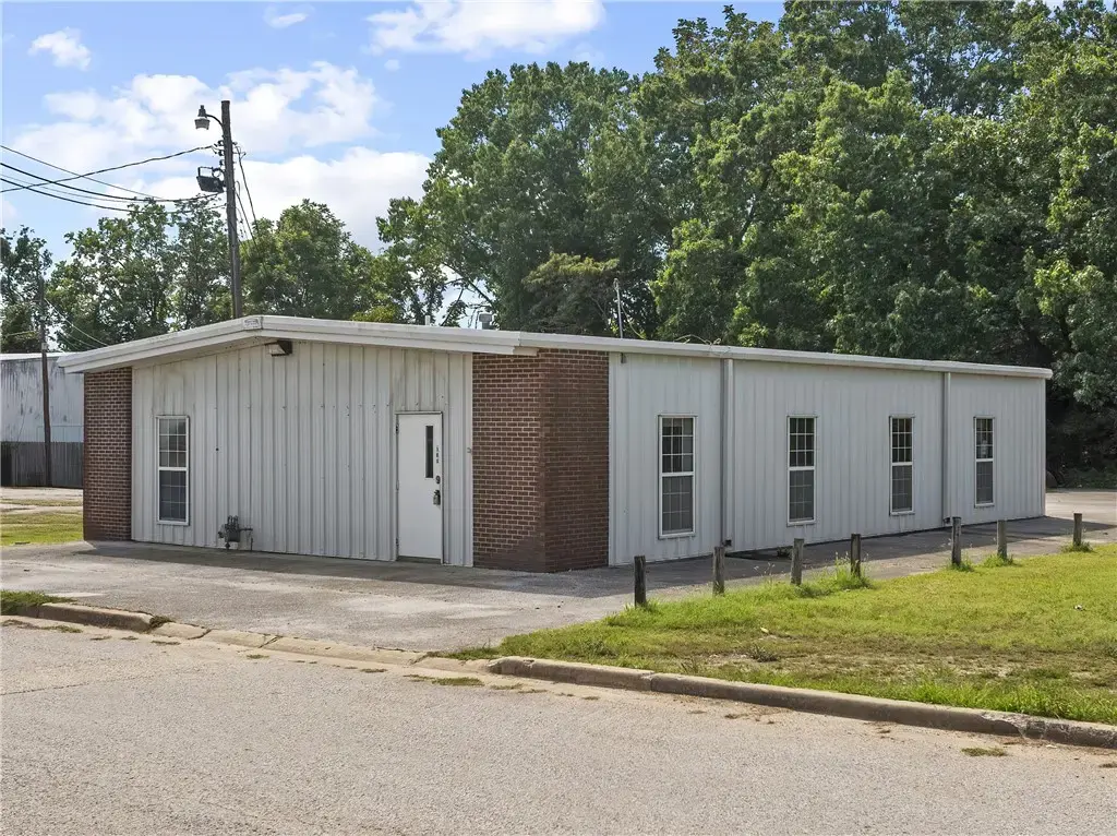 106 Commercial Street, Harrison
