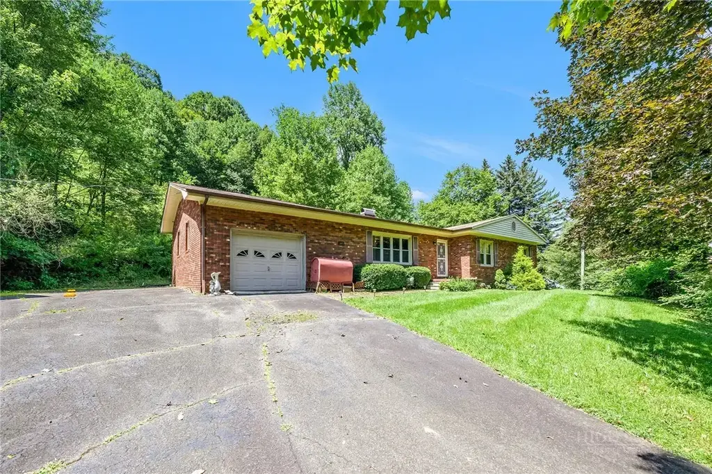 2495 E Little Horse Creek Road, Lansing