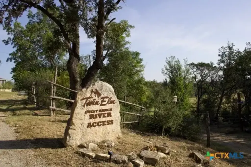 810 Fm 470, Bandera