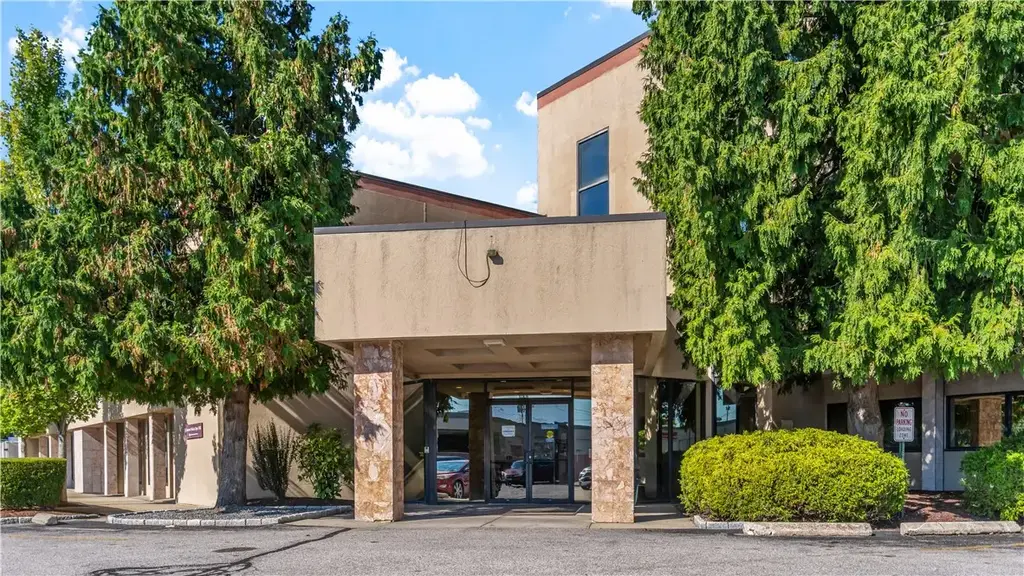 725 Reservoir Ave # 203, Cranston