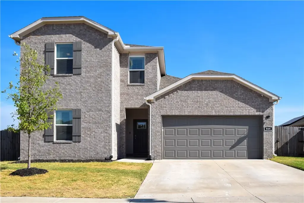909 W Cottonwood Street, Rogers