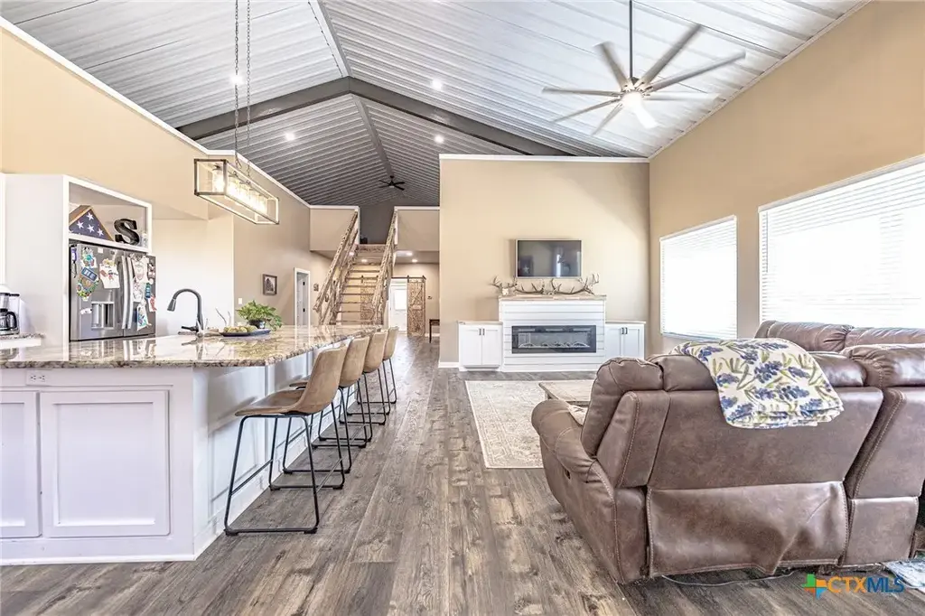 487 County Road 301, Shiner