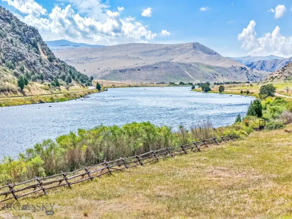 279 N Beartrap Canyon Road, Norris