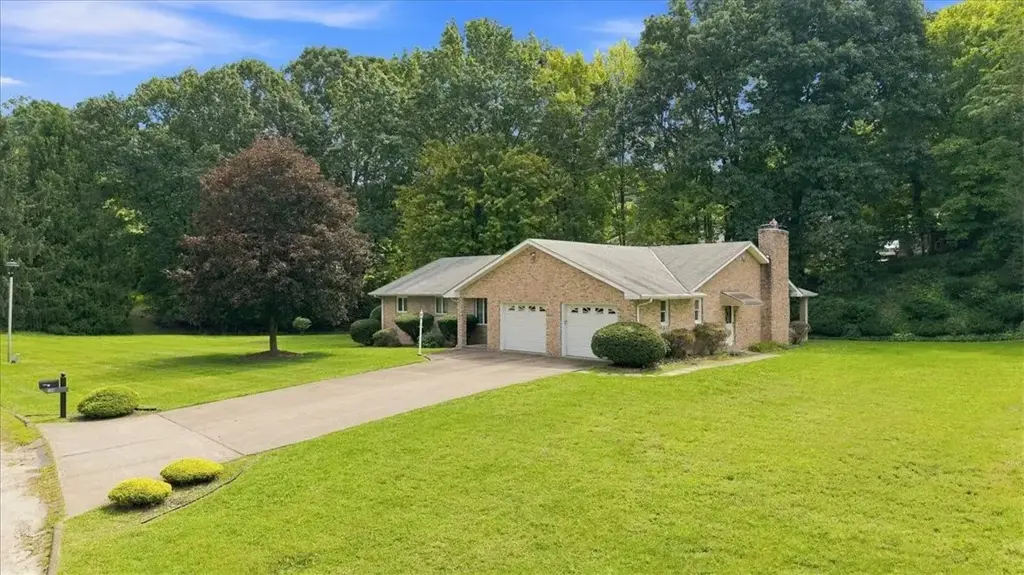 104 Oakcrest Drive , Center
