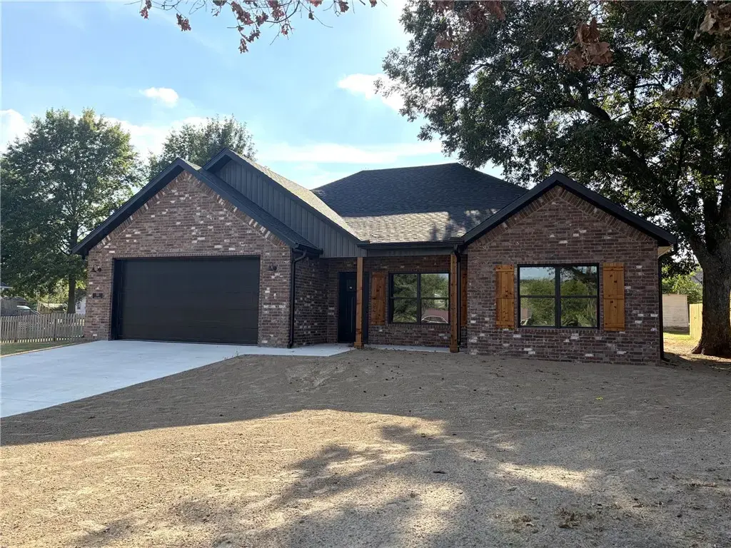 555 Lincoln Avenue, Lincoln