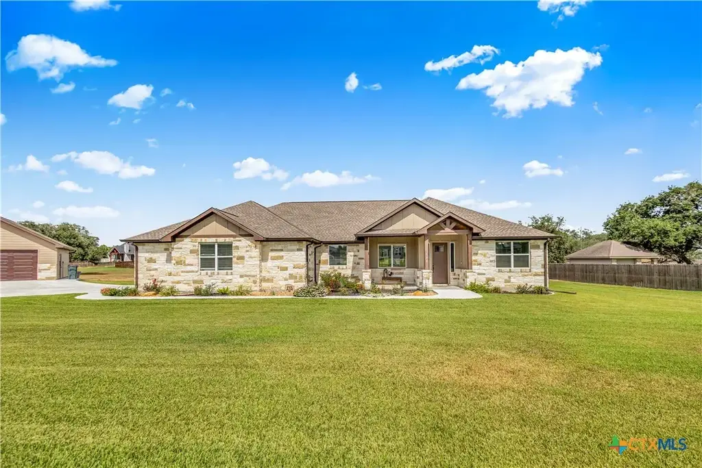 106 Laurel Oak Circle, Cuero
