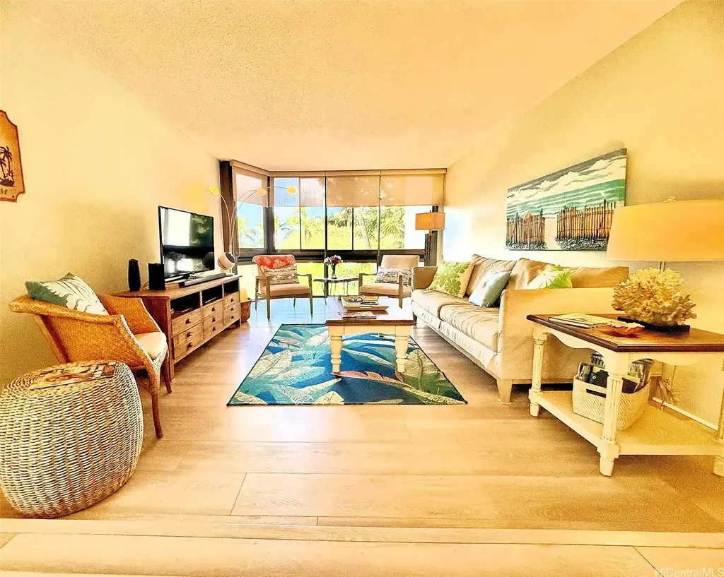 501 Hahaione Street # 4l, Honolulu