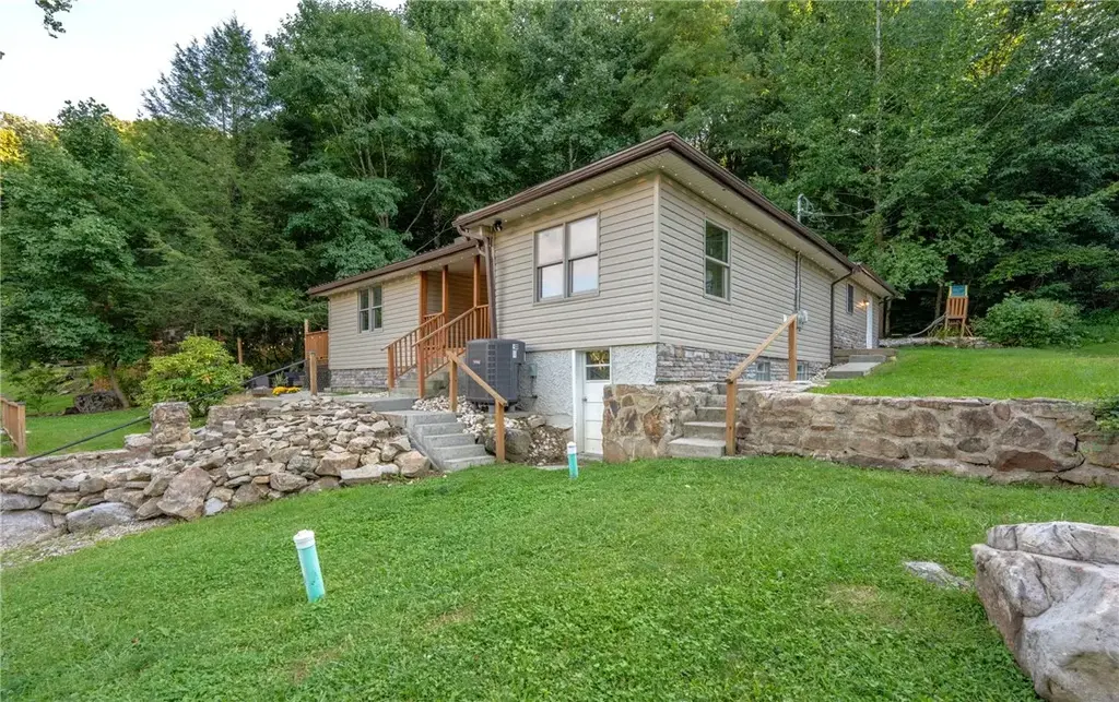 1571 Darlington Road, Ligonier