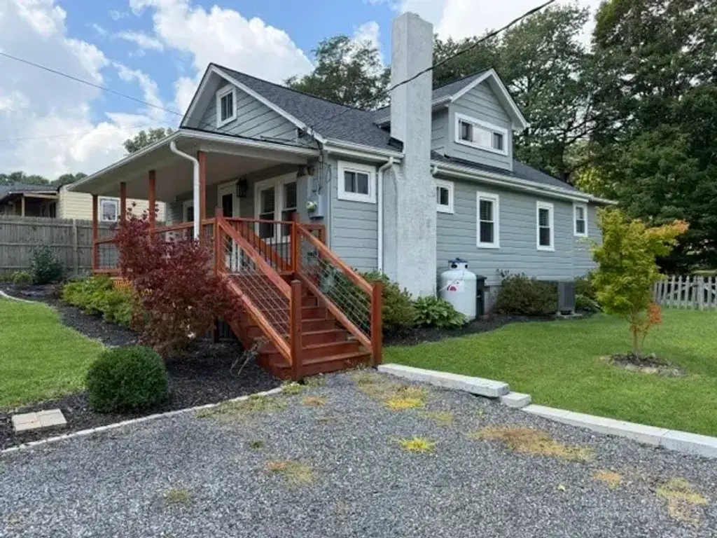 404 Mountain Avenue, West Jefferson