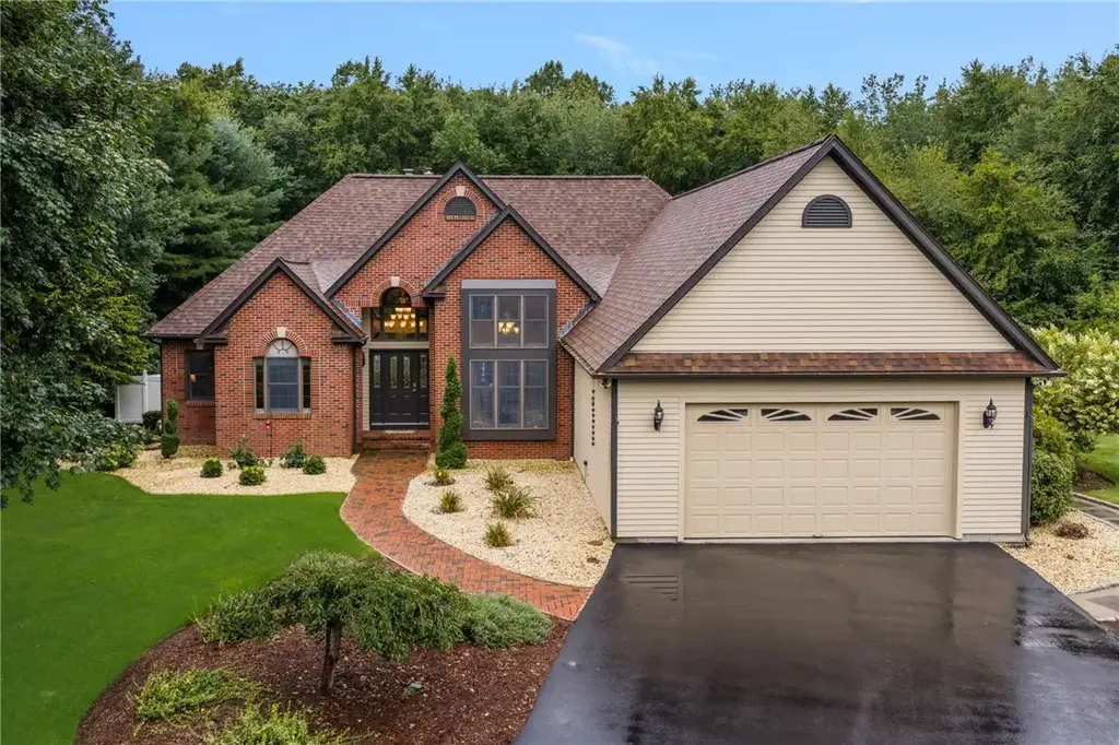 42 Deer Run Dr, West Greenwich