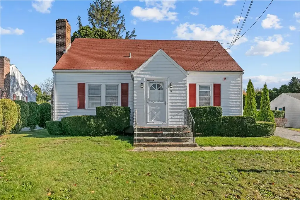 74 Valley Rd, Middletown