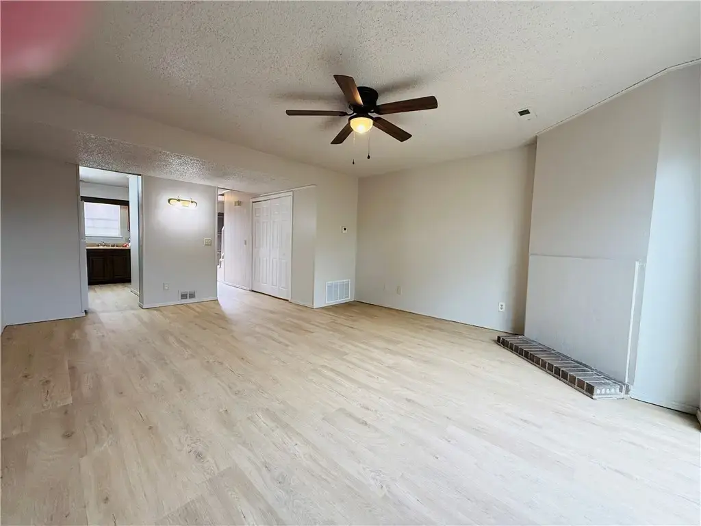 1701 S West End Street 5, Springdale