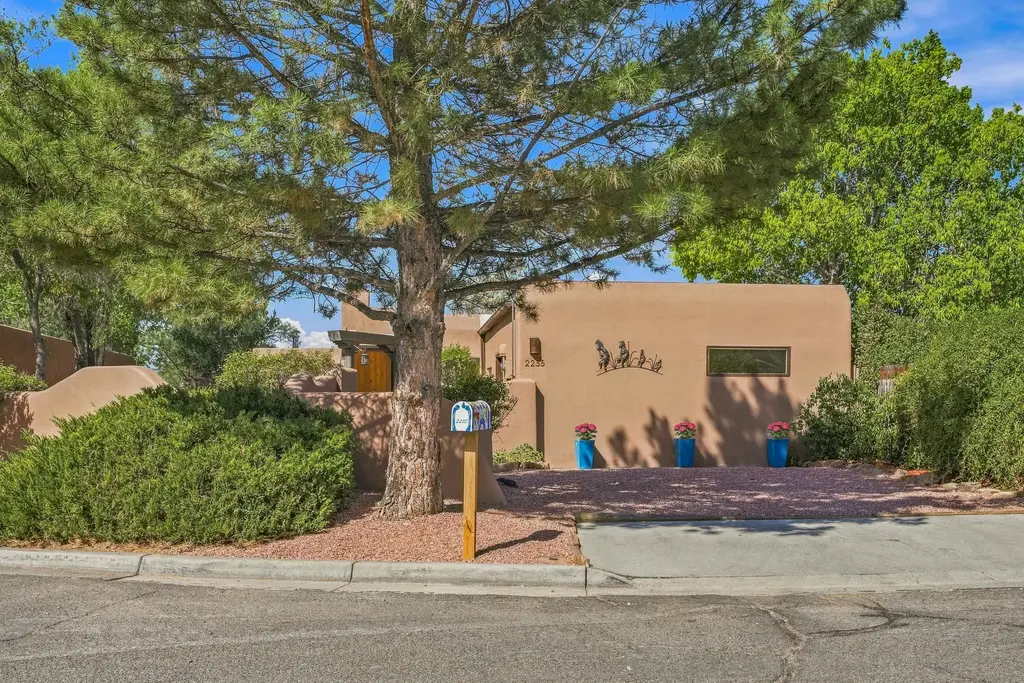 2235 Vuelta San Marcos, Santa Fe