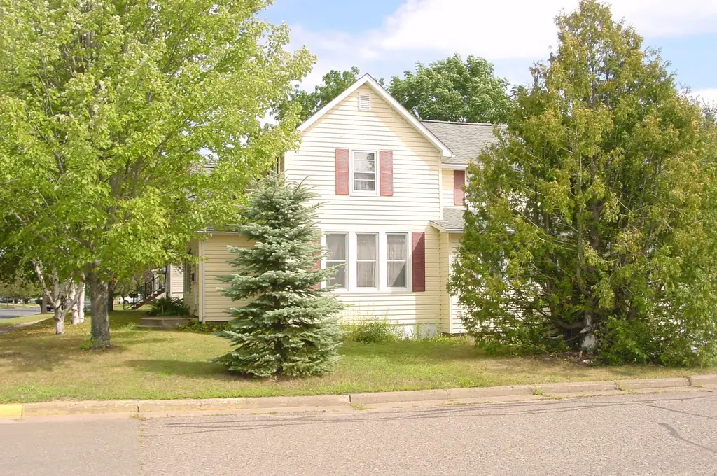 502 Lake Avenue E, Ladysmith
