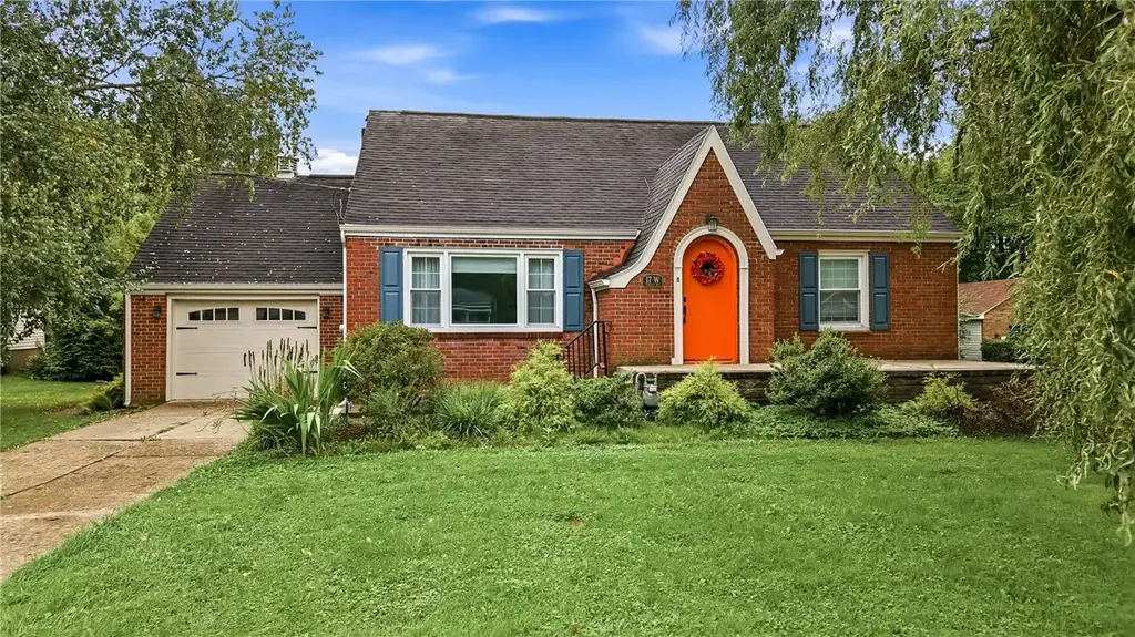 17 Oakwood Way, Neshannock