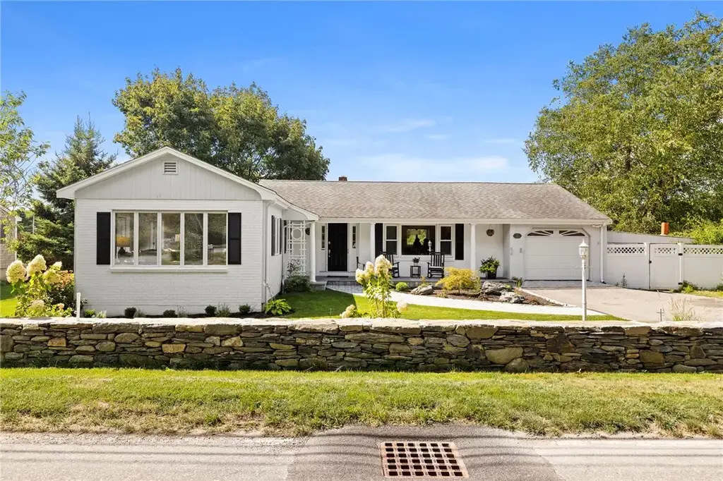 331 Third Beach Rd, Middletown