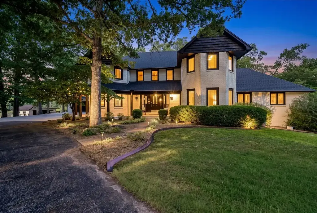 1205 E Hilltop Drive, Rogers