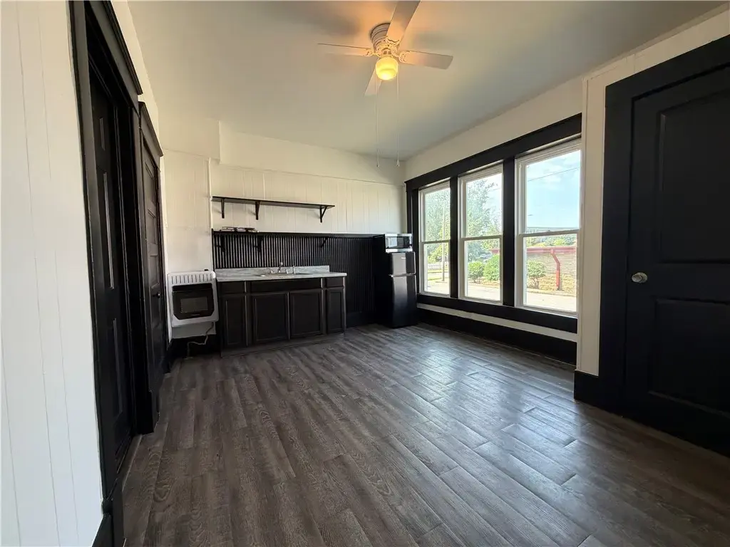 401 E Twin Springs Street 2, Siloam Springs