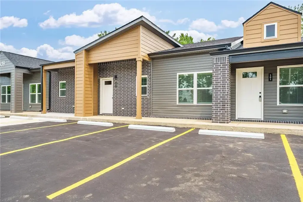 1639 N Arkansas Street 105, Rogers