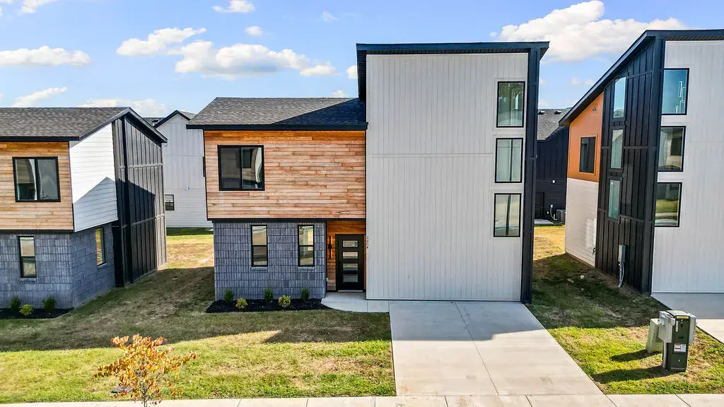 2604 W Bonnie Lane, Rogers