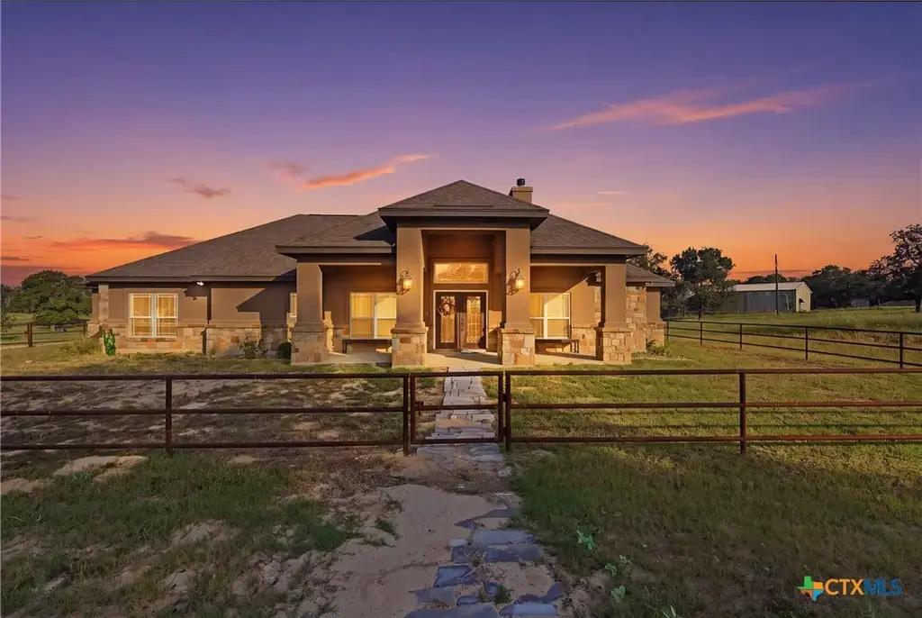 494 Flash Circle, Gonzales