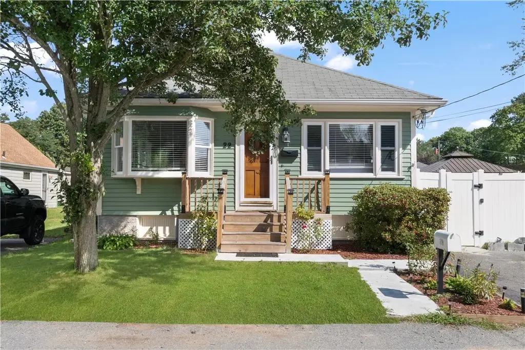 22 Lake Ave, Barrington