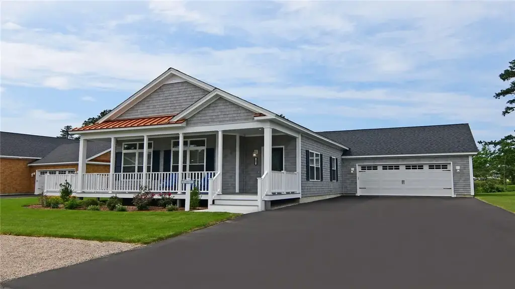 9 Bogey Cir, South Kingstown