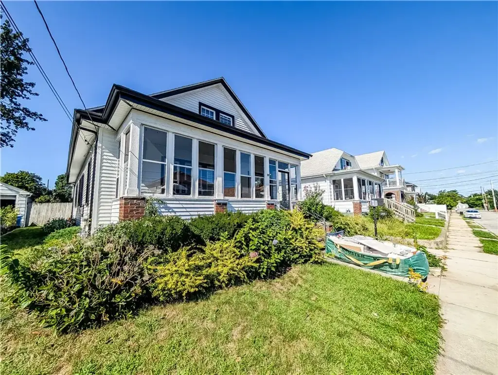 102 Burnside St, Cranston