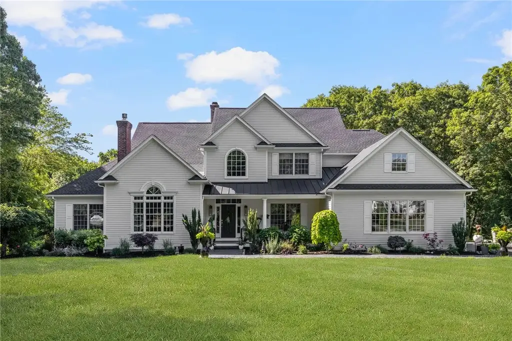 137 Finch Ln, North Kingstown