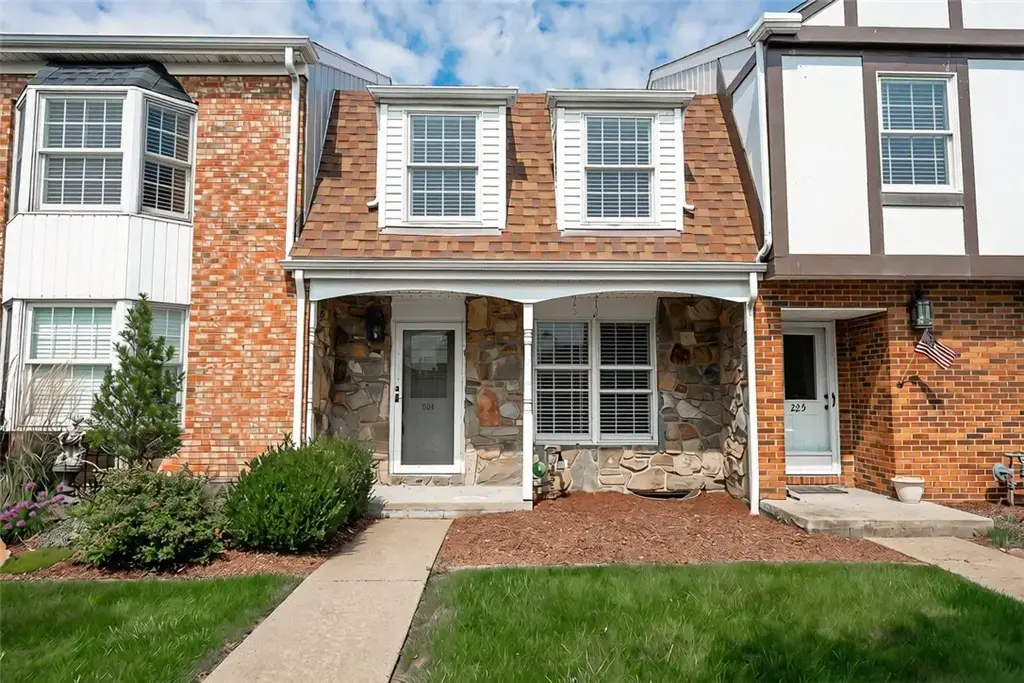 224 Georgetowne Village , White