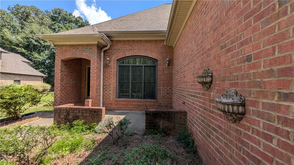 2172 N Donahue Dr, Auburn