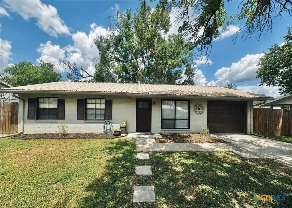 308 W Clayton, Cuero