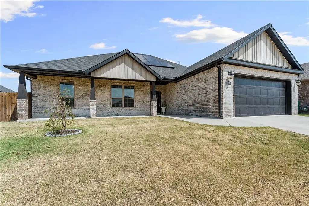 1020 E Skyline Loop, Centerton
