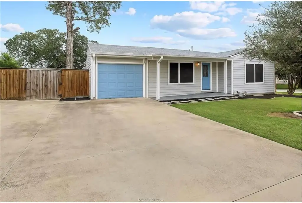 1017 Winding Road, College Station