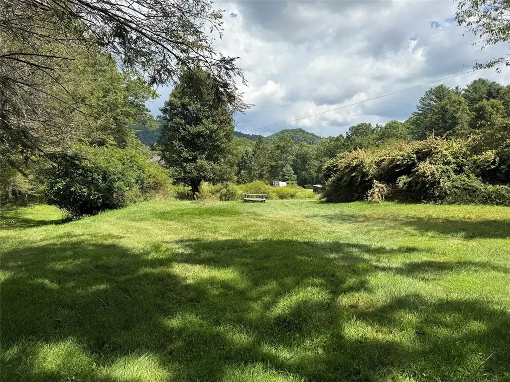 20 Triangle Road, Tuckasegee