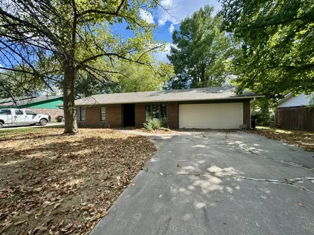 205 E Henson Avenue, Springdale