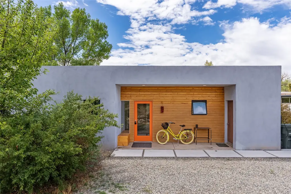 1713 A Montano, Santa Fe