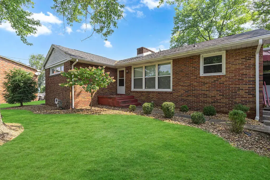 160 Spring Hill Road, Center