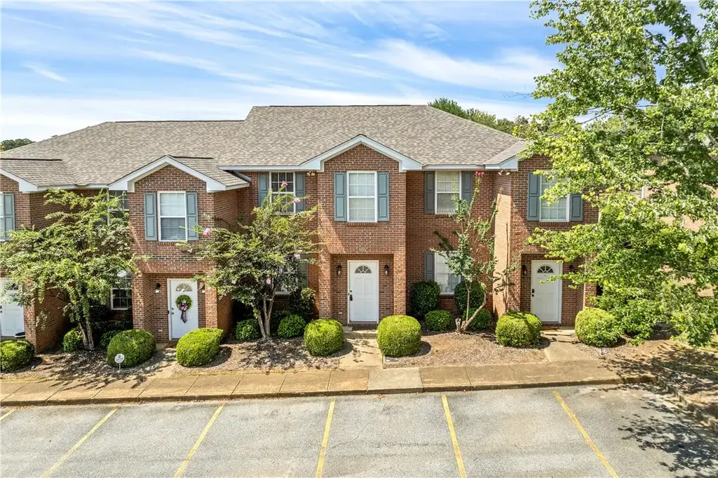 1477 N Donahue Dr 504, Auburn