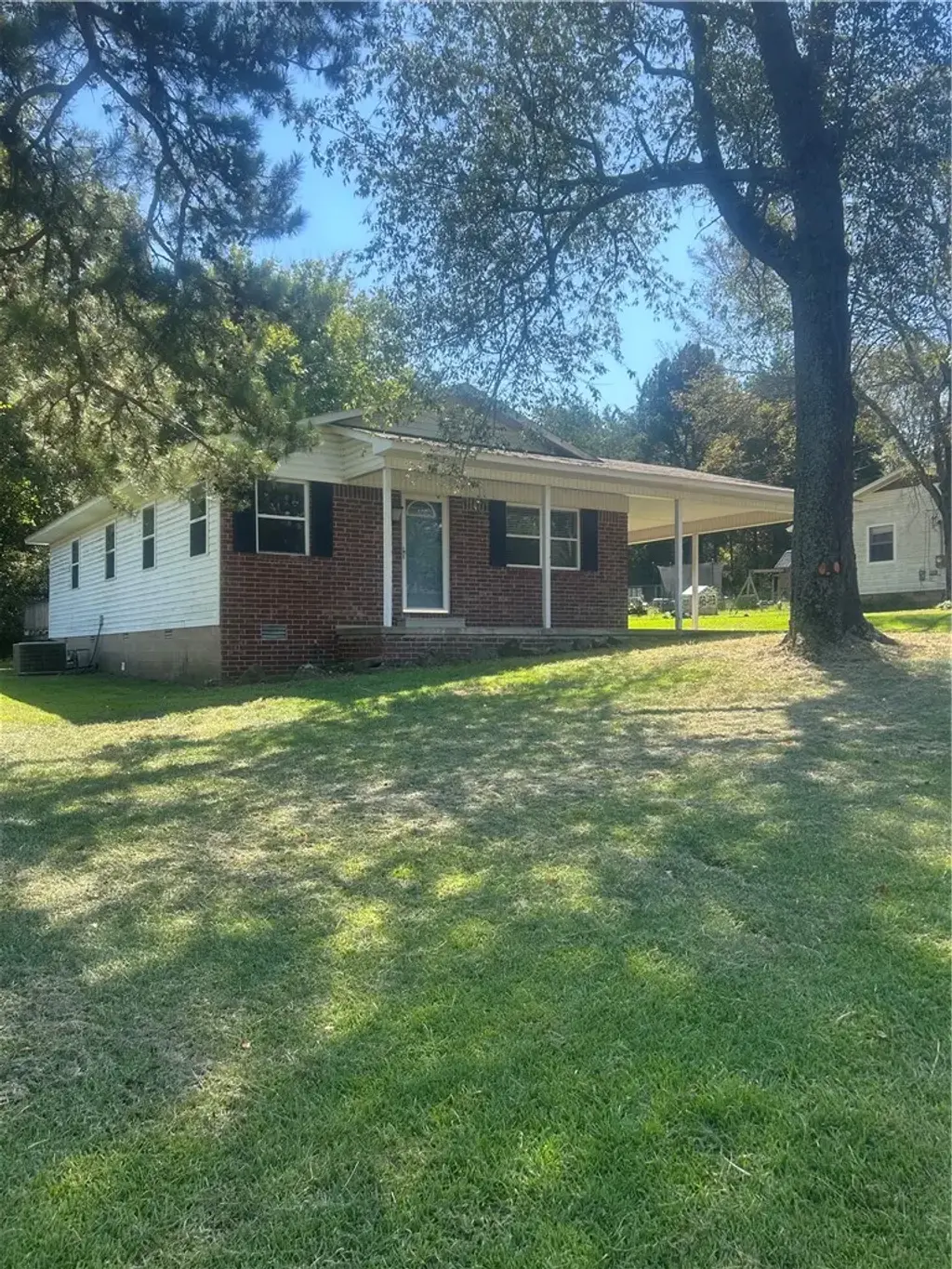 2808 N Greenwich Avenue, Russellville