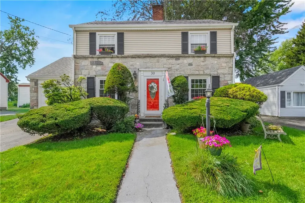 30 Beacon Cir, Cranston