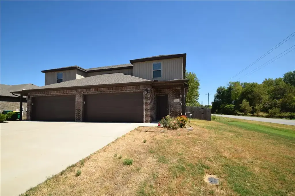 552 Vee Street, Centerton