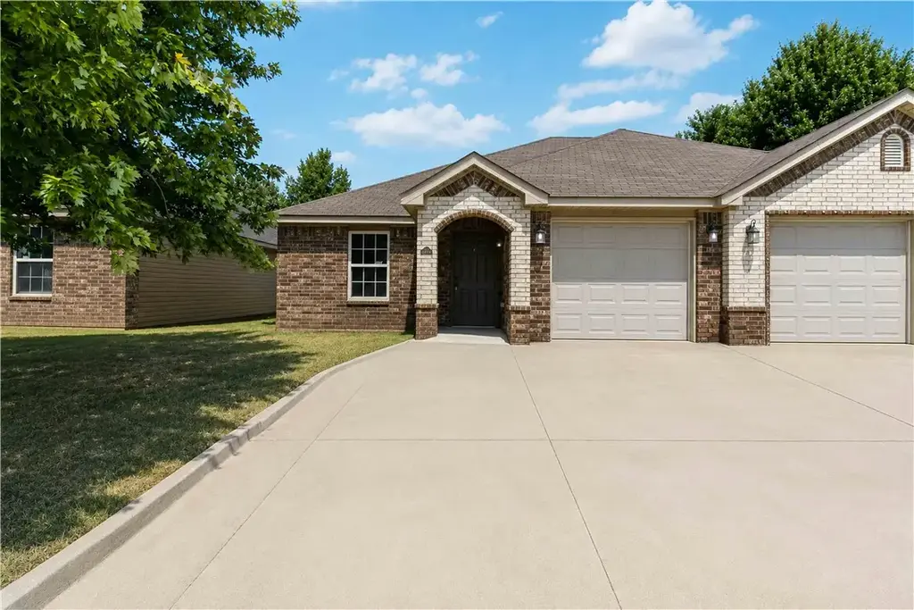 3302 Sw Victoria Place D, Bentonville